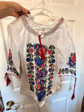 Mexican top Royal Moda Embroidered Floral Tunic in White & Multicolor Like New